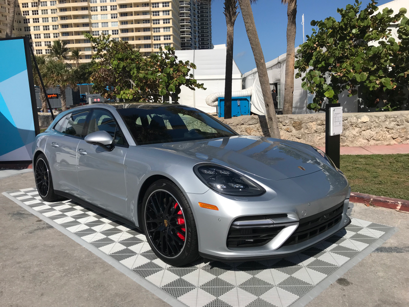 Hate the blacked out wheels, but god...